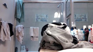 Озабоченная мама прячется в тени, наблюдая за тем, как ее дочь принимает душ через скрытую камеру.